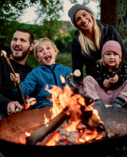 ภาพถ่ายครอบครัวเพลิดเพลินกับวัสดุฤดูหนาวที่ตั้งแคมป์