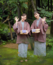 ภาพถ่ายการเดินทางสองคนไปยังบ่อน้ำพุร้อนหญิงญี่ปุ่น